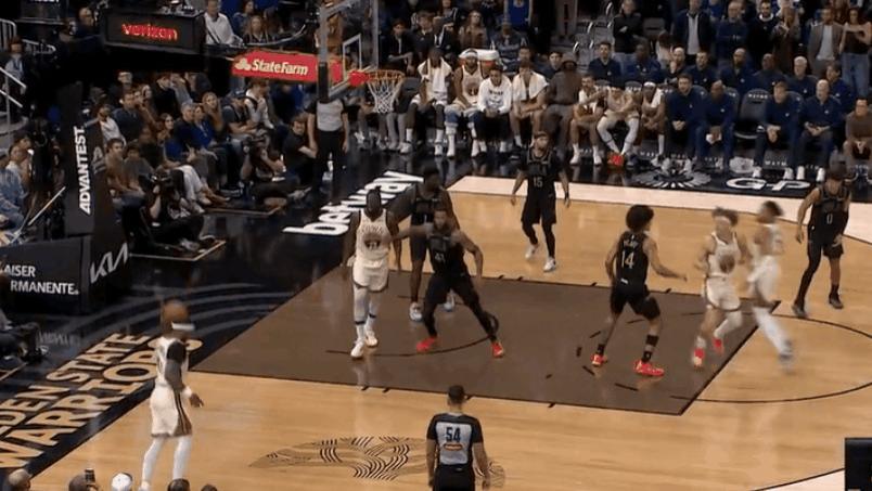 小佩顿底角接球调整三分稳稳命中领先11分，目前已得19分