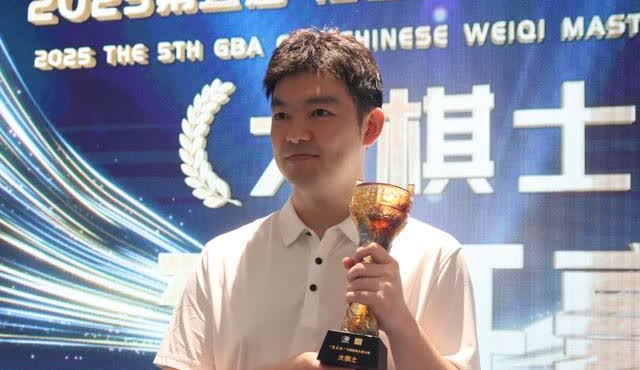 李轩豪之所以有很多粉丝，有三个方面原因：
一是他具有围棋战略大师的气质。看他下