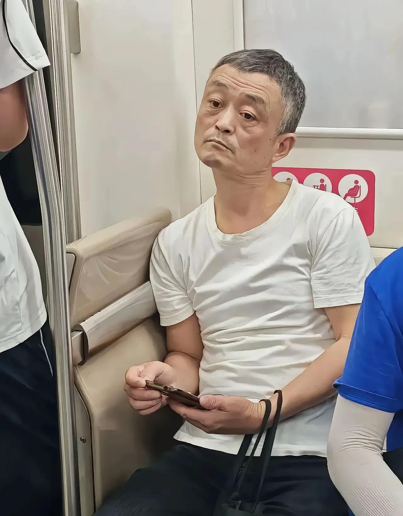 云哥这么有钱，还要坐公交车吗？难道没有专车吗，我想至少有个专车有个司机吧。