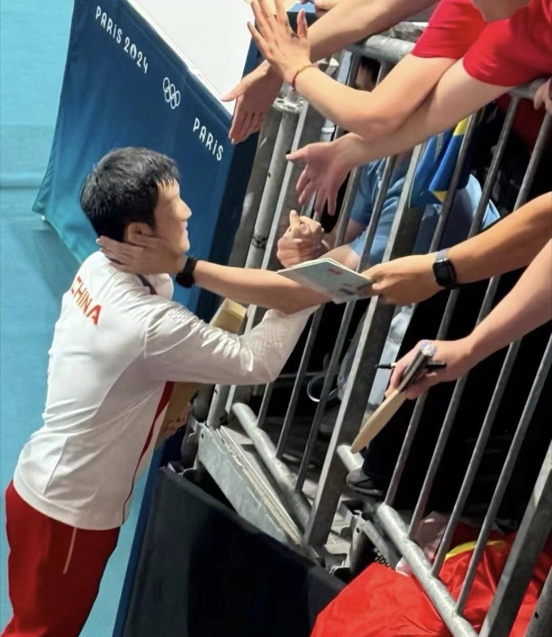 对于樊振东回归国乒这件事来讲，王励勤肯定是最希望小胖回来的，于公于私都是！
但现