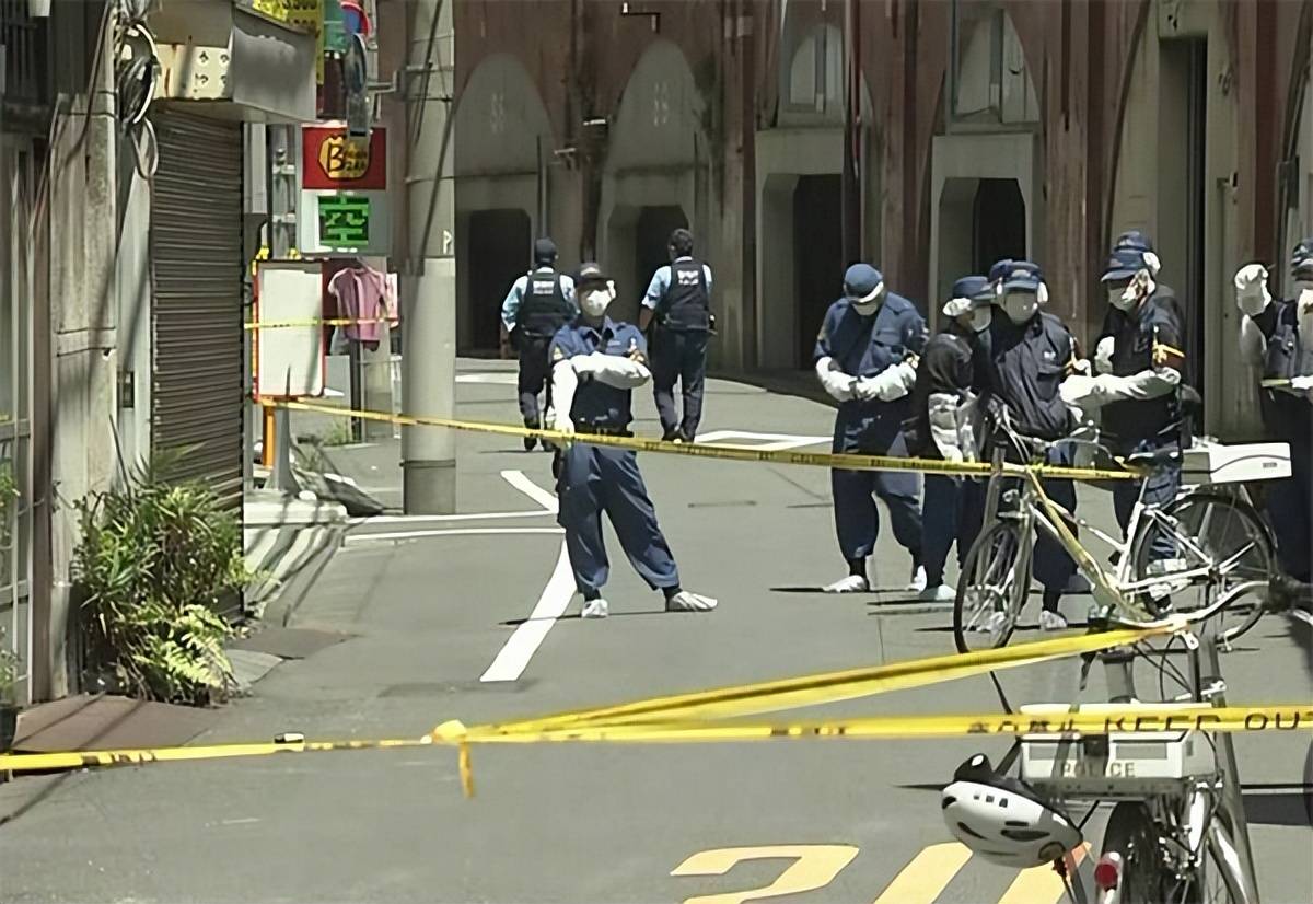 #两名中国人在日本街头遭殴打#
 
注意！两名中国人在日本街头被铁棍打断骨头！凶