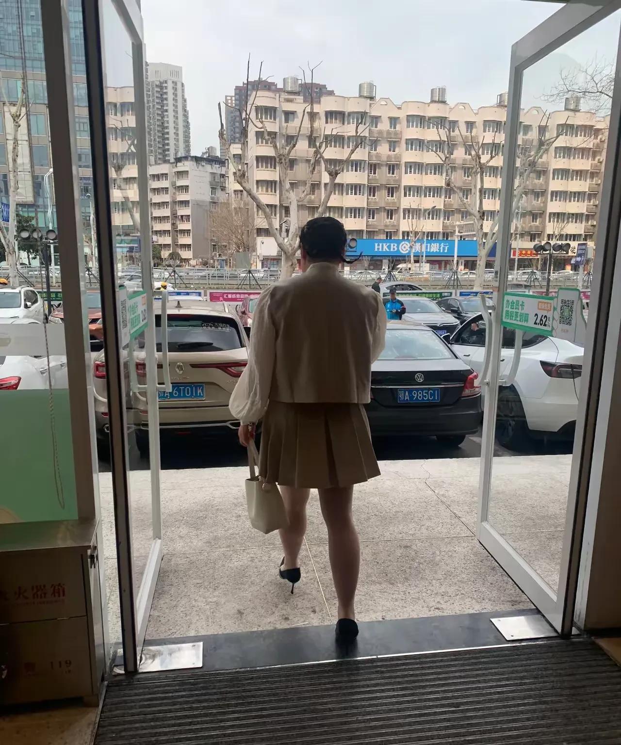 奉劝那些过了40岁的中年妇女，千万不要装嫩，无论你穿的多年轻，其实别人一眼就能看