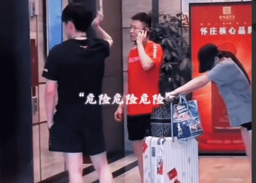 大头这边界感也是绝了，本来在等电梯等的好好的，一位美女推着行李箱也要进电梯。
这