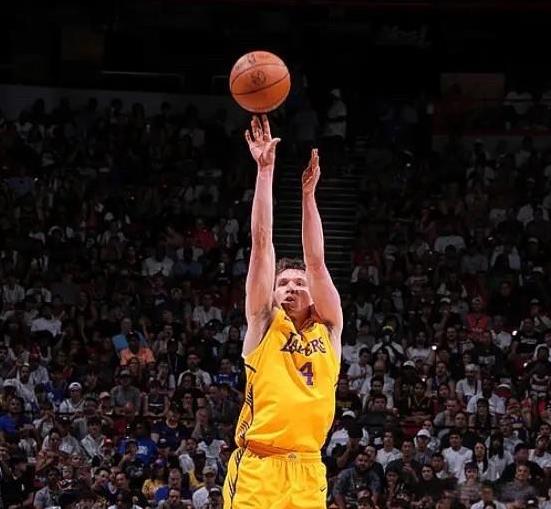 #NBA# 克内科特最大问题是他老是把自己当持球突击手，不跑位就背身要球然后去突