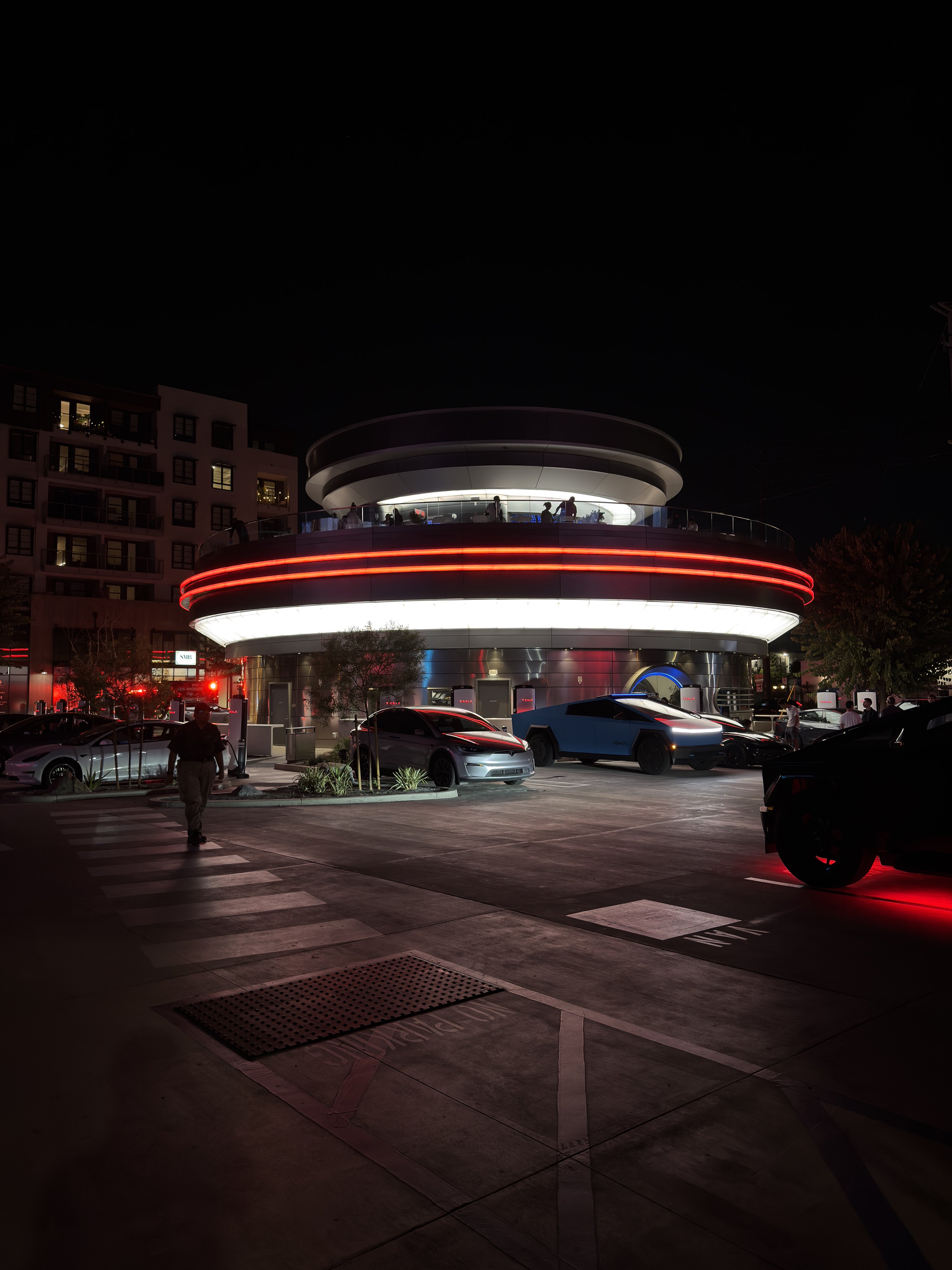 11月2日，马斯克：刚刚与特斯拉加州和德克萨斯州的芯片工程师完成了一场漫长的AI