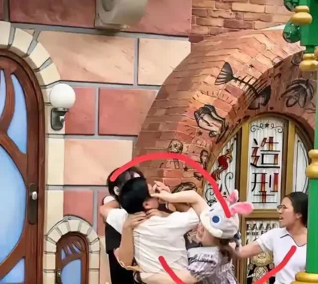现在全网最破防的就是迪士尼事件中的女主！

不是因为推小孩被骂，也不是因为帮