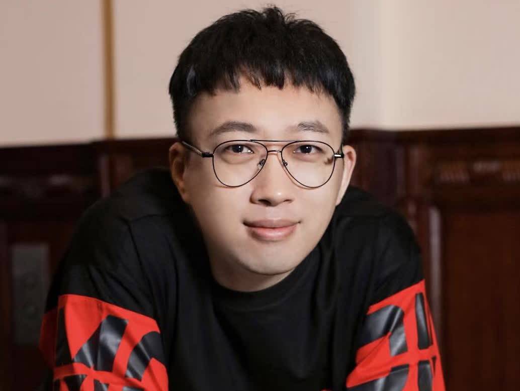 情商高真的很重要，
不信你看于正，
被七七妈拒绝签约后，仅用一句话就能体面离