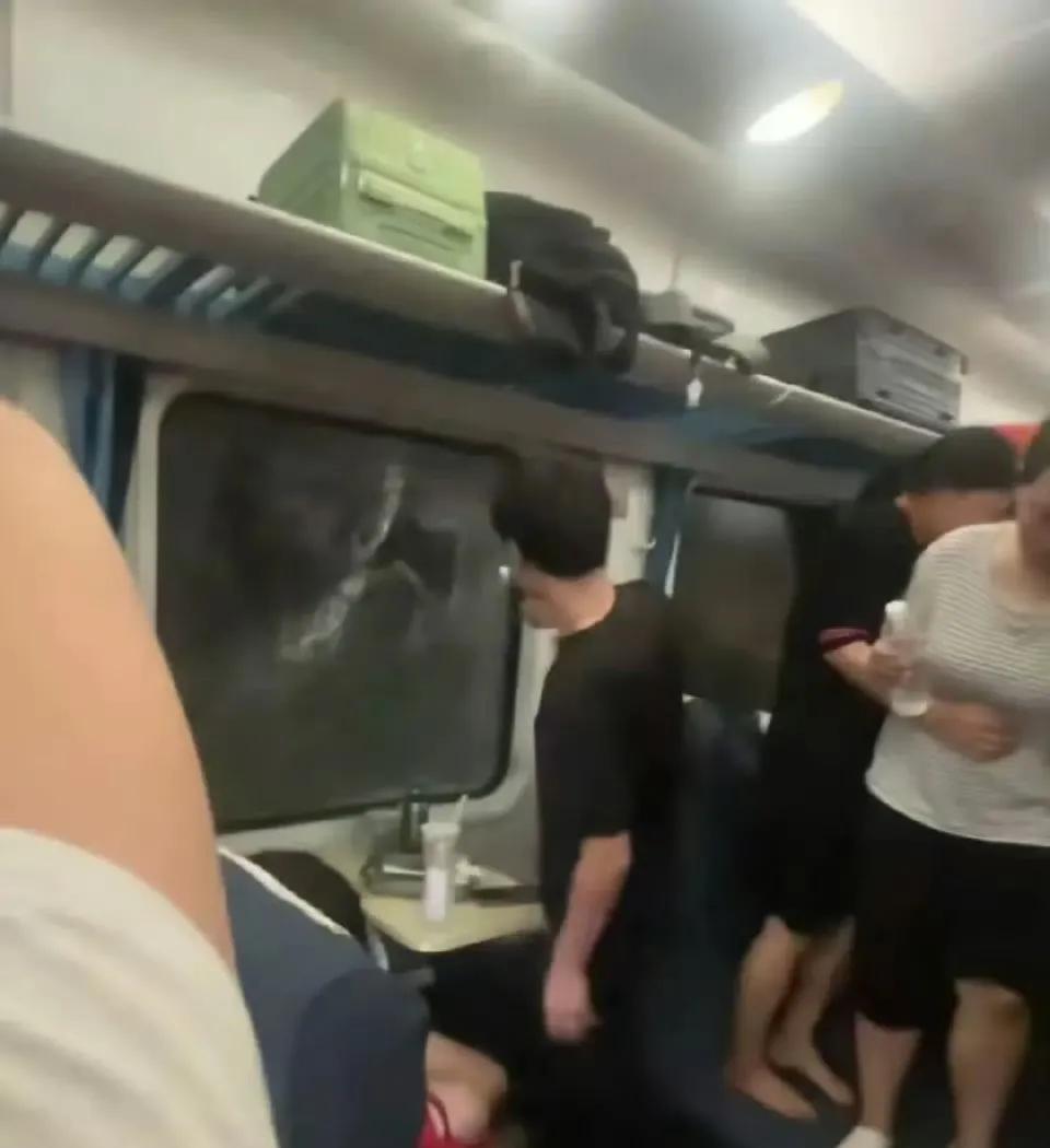 在生命建康面前其他一切都是扯淡。K1373次列车滞留期间，一旅客因闷热难耐砸窗通