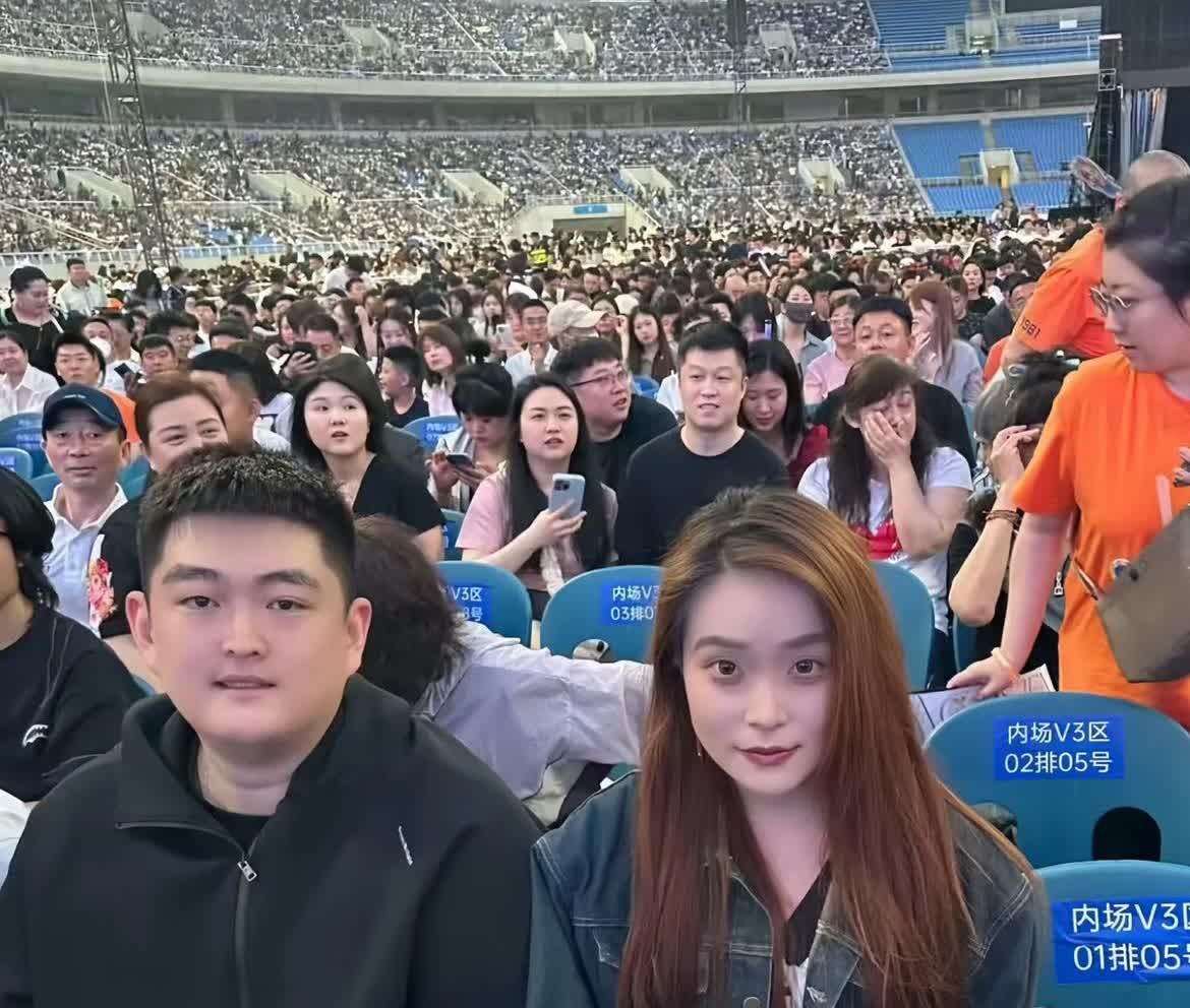 你可能不认识“大牛”，但你一定认识他爹
近日，小沈阳全国巡演沈阳站，师父赵本山