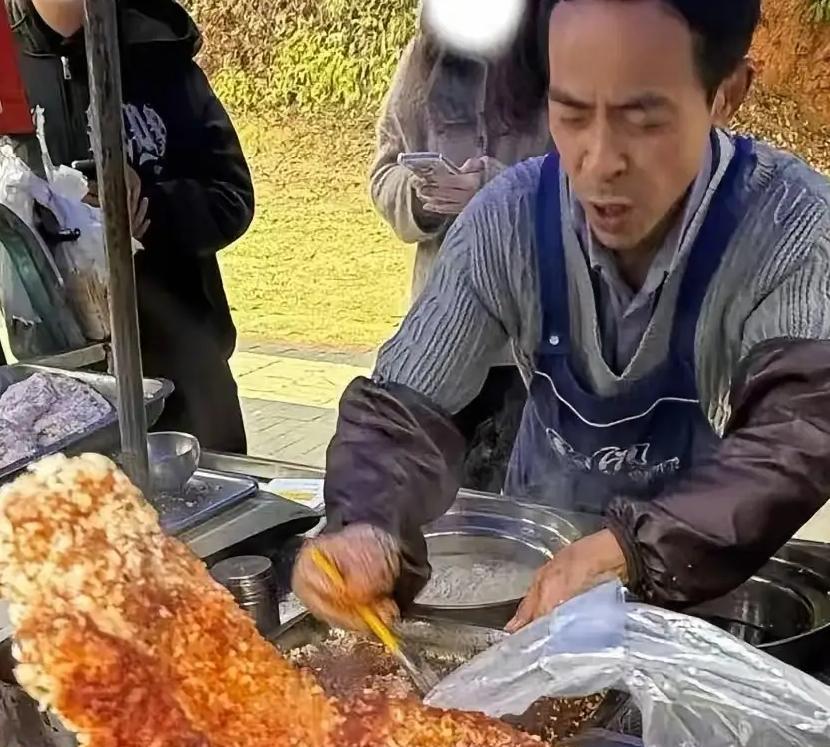 鸡排哥现在火的是一塌糊涂，根本炸不完，好多人懂得流量密码
近日江西景德镇“鸡排哥