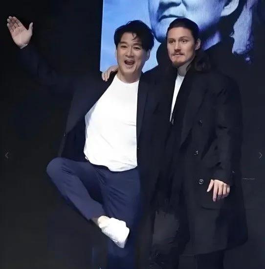 家人们谁懂啊！周华健儿子周厚安官宣结婚了，可这父子俩站一块儿，哪像父子啊，简直就