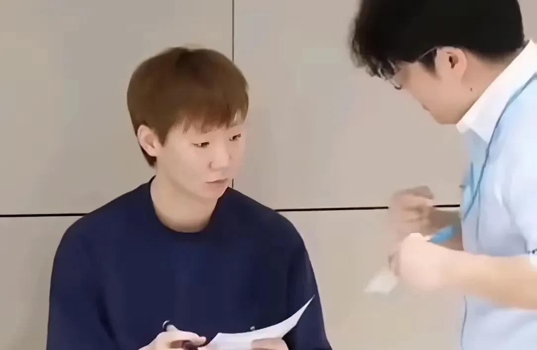 韩国球迷本想套路曼昱，
可惜被曼昱一眼识破，
曼昱在候机楼休息时，
一个粉丝走到