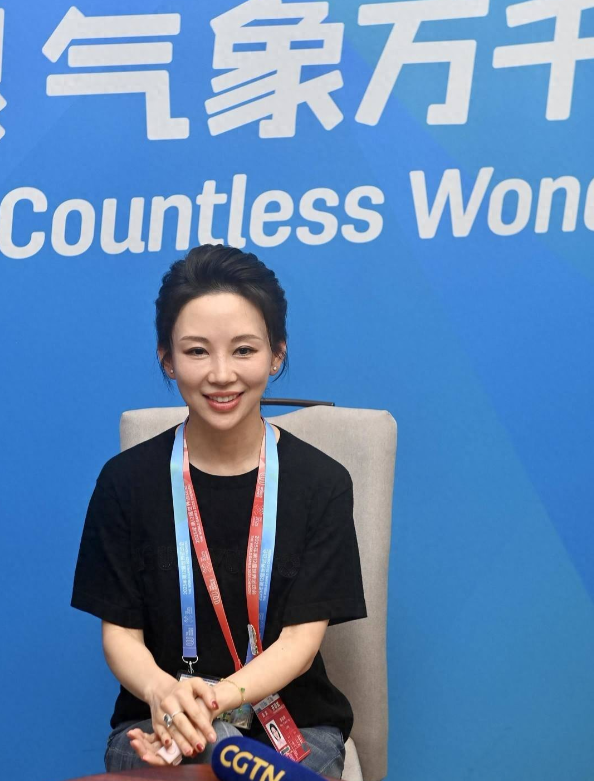成都2025年第12届世界运动会开幕式上，中国首位台球世界冠军潘晓婷以国际世界运