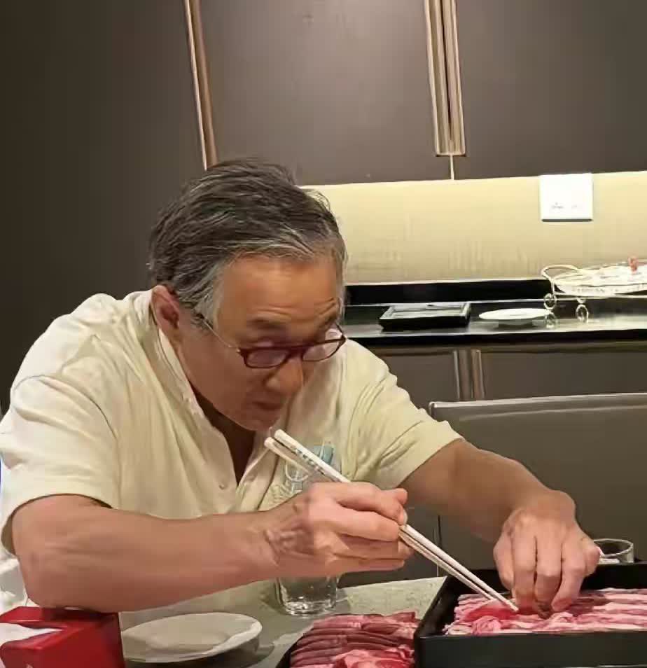 成龙很聪明，年轻时爱玩，但从没想过抛弃妻子，老婆和儿子的位置，不容任何人挑衅。现