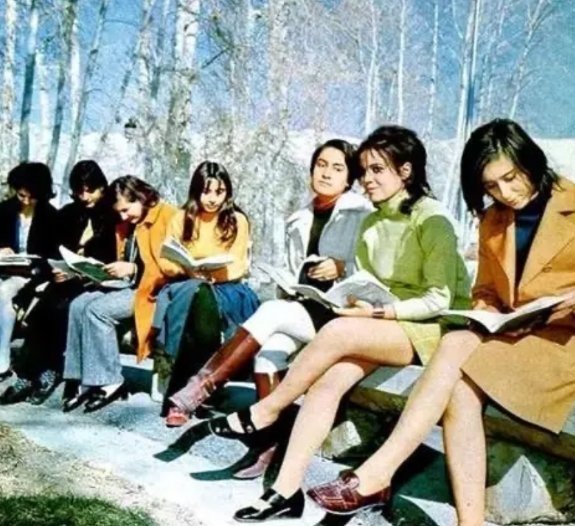 【琅河财经】有些自由派，经常拿这张照片说事。

照片是伊斯兰革命前的伊朗街头，人