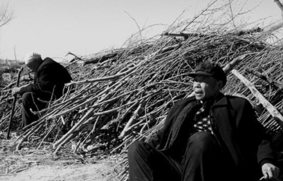 “我可以带你们去找八路，但你们到时候得放我回家。”1942年，老汉在给八路军送水