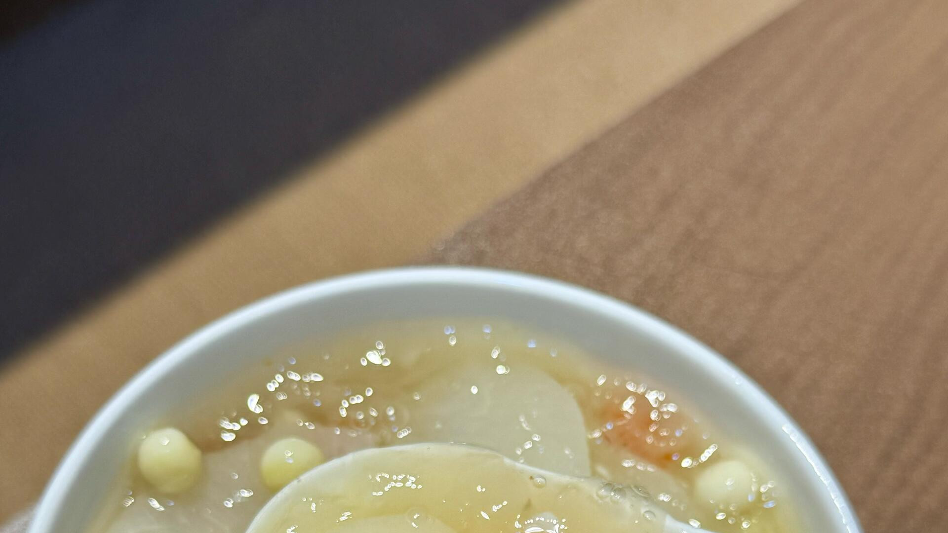 雪梨鸡头米银耳羹：秋冬润燥的甜蜜秘籍