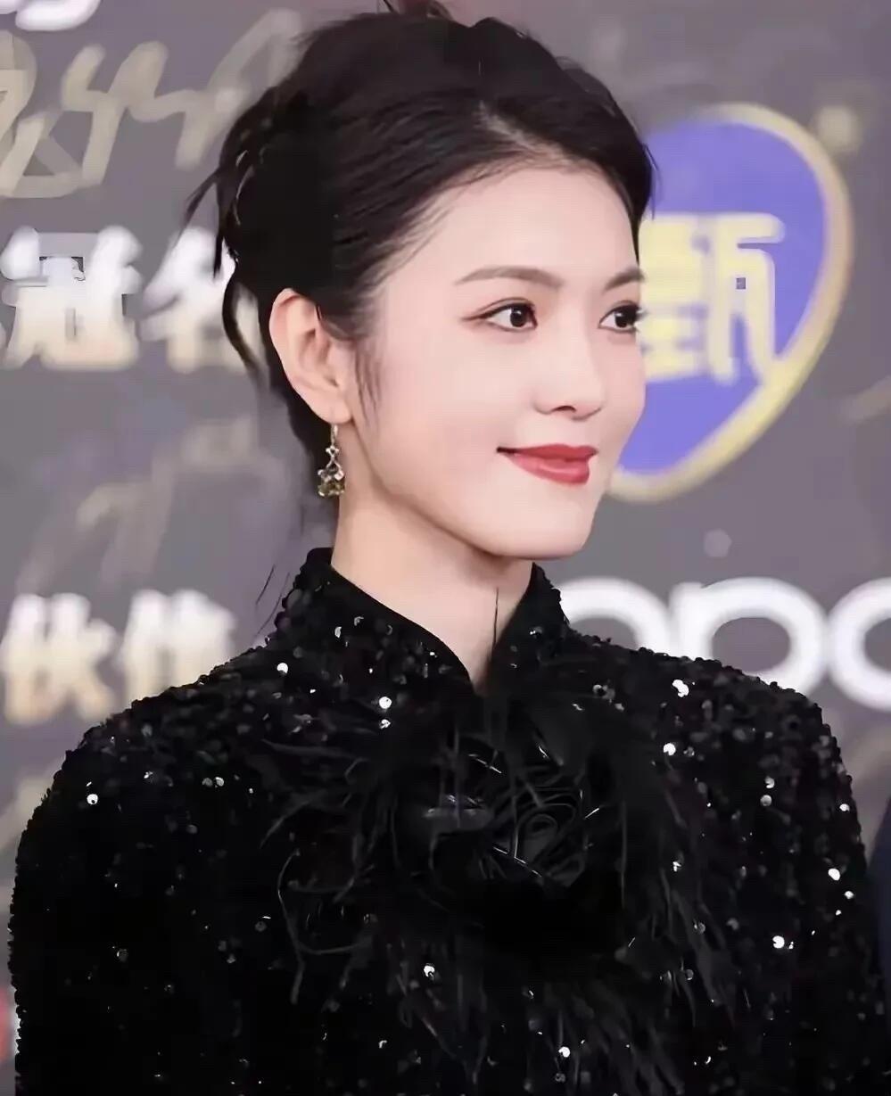 都说她没有陈丽君好看，可是这样一看她的侧颜美得无懈可击。五官端庄，气质甜美，身材