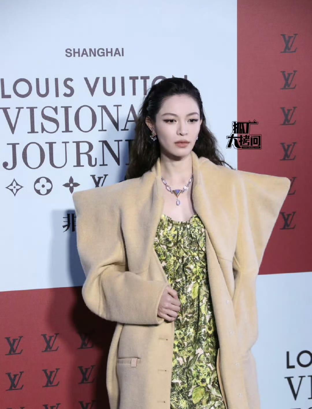 钟楚曦这套活动穿搭，里面的内搭好像菜叶子啊！
但是这套穿搭，整体又凭着钟楚曦的强
