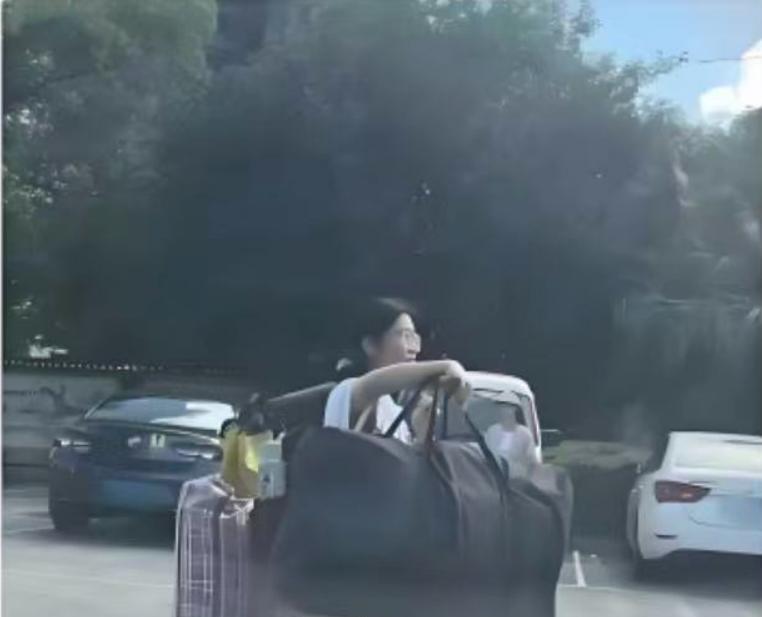 十年寒窗无人问，一根扁担天下泪，“扁担女孩”找到了，她是灌阳县第二高中的刘姓同学