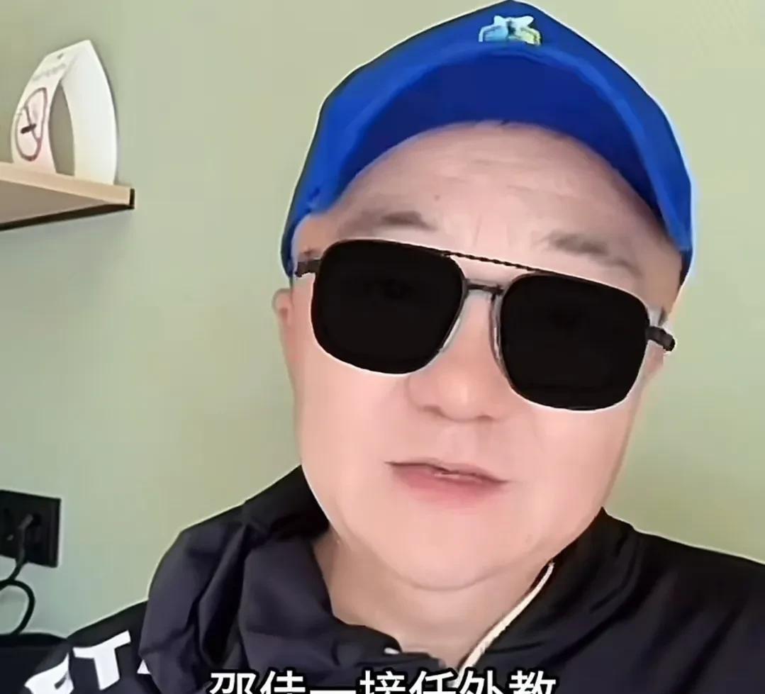 董路力挺邵佳一担任国家队主帅，并预言能够在2030年打进世界杯！
在这段直播中董