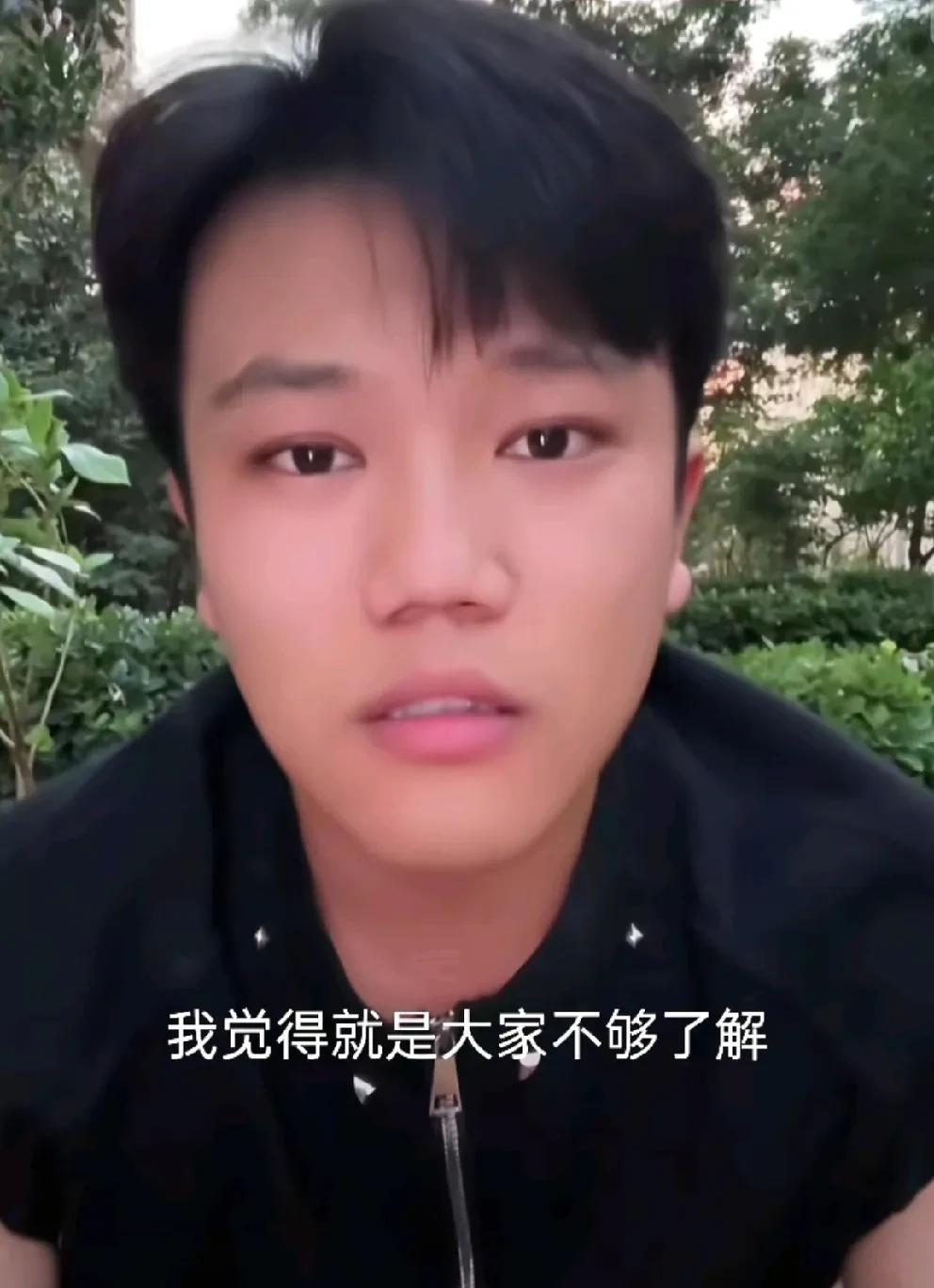 其实解清帅现在钱挣得差不多了，还不如回归到原本的道路上，女朋友王正正继续去当高中