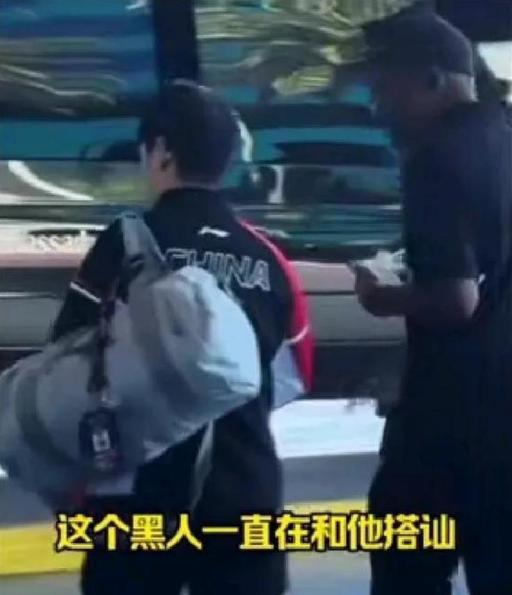五米之内没有王楚钦？在美国的大满贯比赛现场，一位非洲裔男子紧贴孙颖莎身旁，不断地