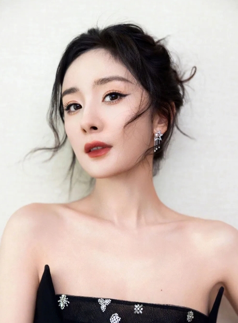 在内娱这些演员里，我最佩服最喜欢的就是杨幂赵丽颖，她们真的被黑得好惨。

那时候