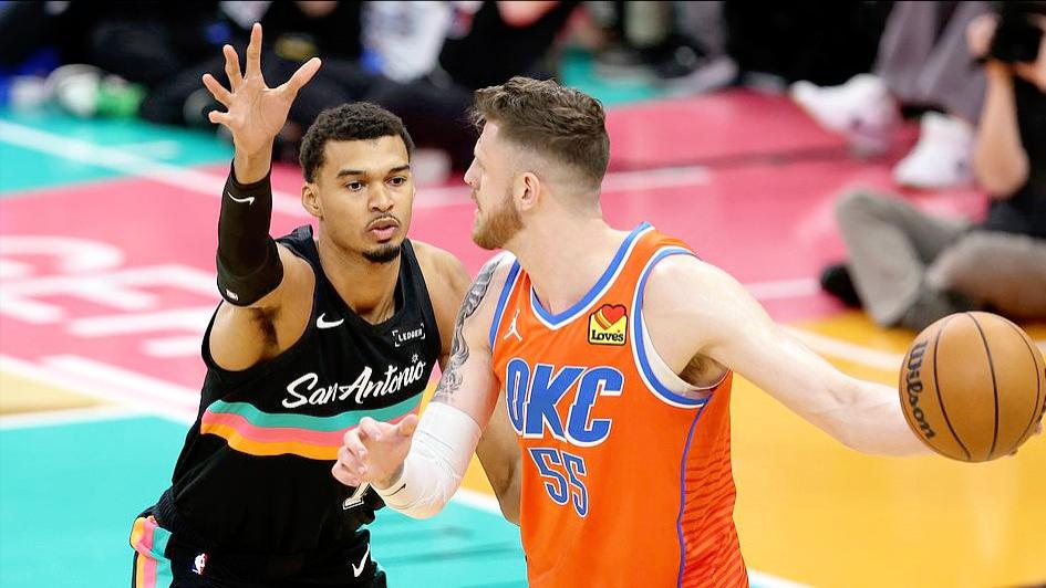 马刺双杀卫冕冠军！文班零帽却统治内线，团队篮球重现王朝影子