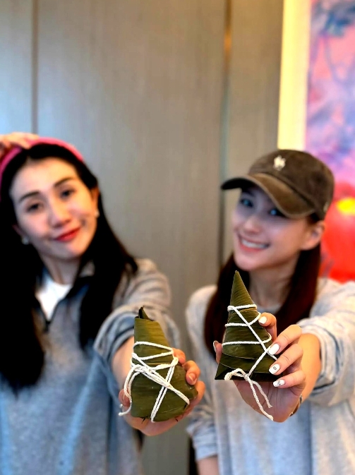 窦骁估计想离婚的心都有了！

端午节何超莲晒了段豪门姐妹包粽子的视频，好家伙这回