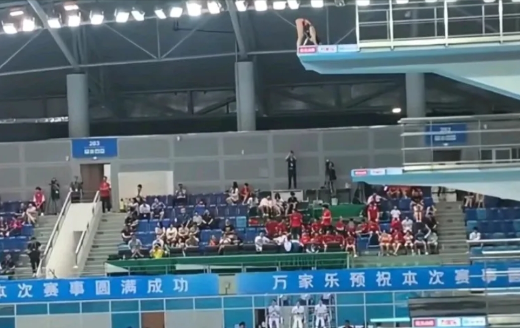婵宝没参加，观众都没有了，剩下的估计都是运动员的亲朋好友捧场的
这是一场炸鱼比赛