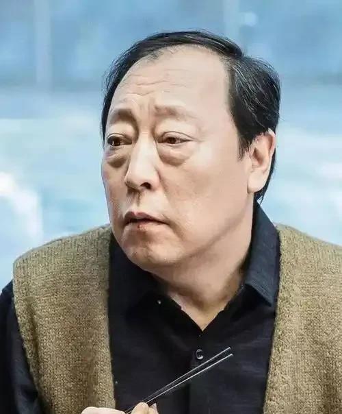 倪大红说，我和我媳妇儿倪炜93年就认识的，那时候我刚在影视圈有点起色，但她已经是