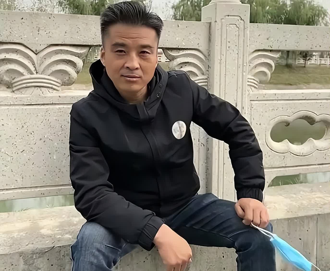 2025年，陕西47岁男子陈峰病逝后，其女儿在收拾遗物时，从他的手机中发现了聊天