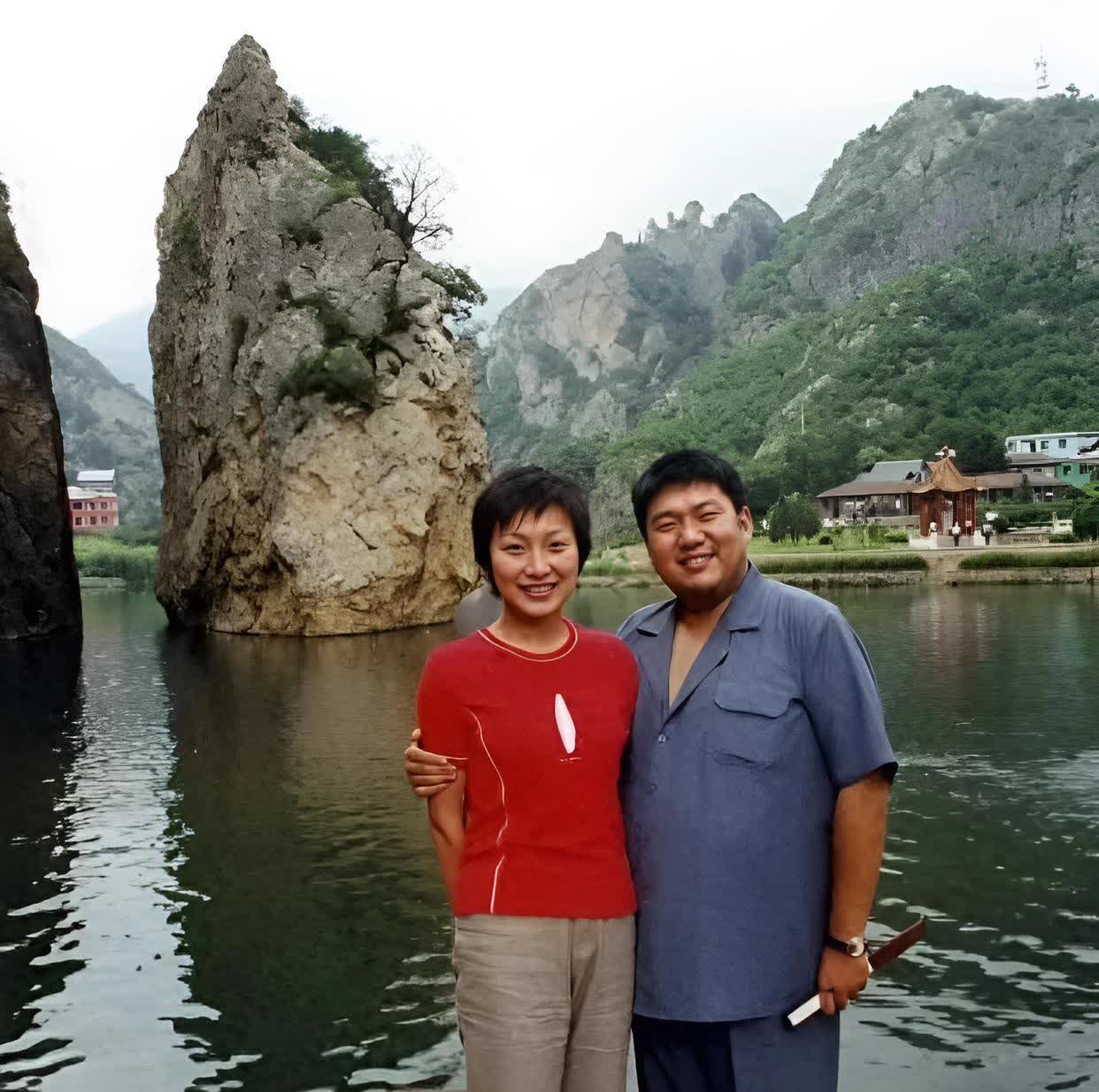 毛新宇和妻子刘滨蜜月期间的珍贵合影
2003年，33岁的毛新宇和26岁的刘滨一