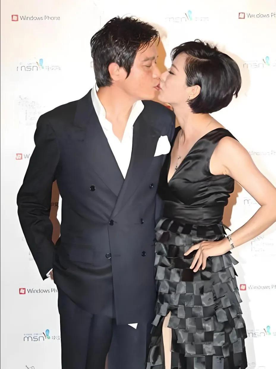 天呐！罗嘉良和漂亮的妻子苏岩在大庭广众恩爱之吻，可真够甜蜜幸福的！前几年，罗嘉良