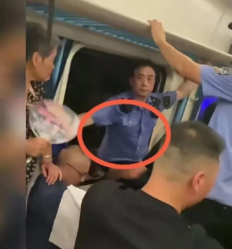 大家要理解车窗一被砸开就用身体挡住缺口的列车员：
他不是担心有人往下跳，而是担心