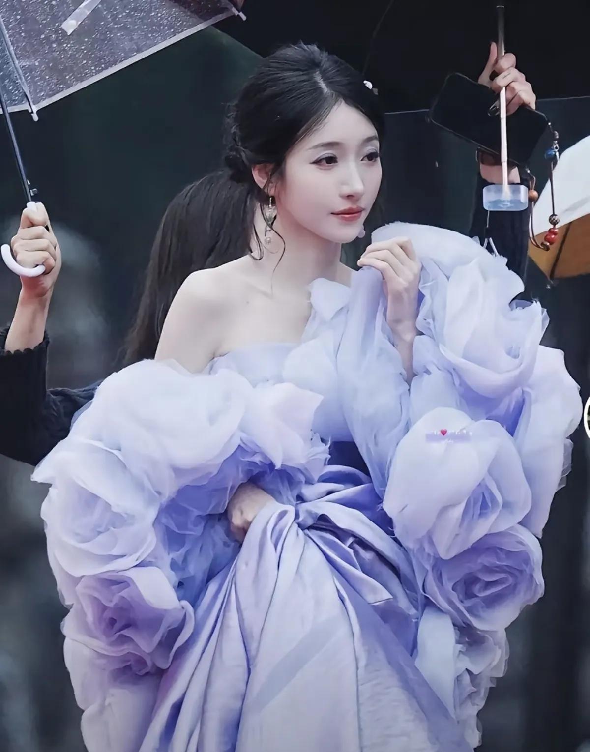 王格格就是我最喜欢的短剧演员，我觉得她最有辨识度最大气，演技也好[比心]格格不是