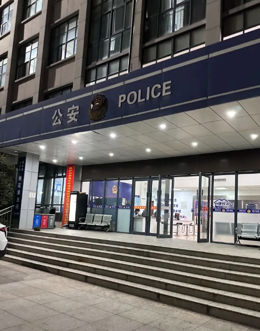 派出所民警可以任意调取公民信息吗?

其实有一个和派出所一样的系统，一样可以调取