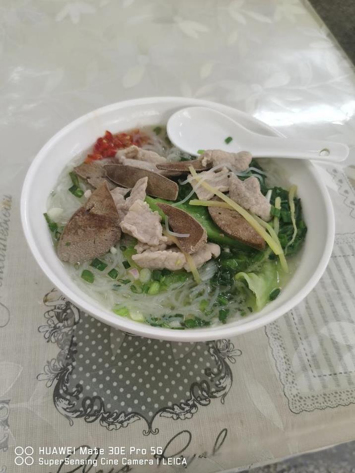 广东东莞石龙这边开年还好好的几个餐饮店，今天看见倒闭了好几家，只有一家本地人多煲