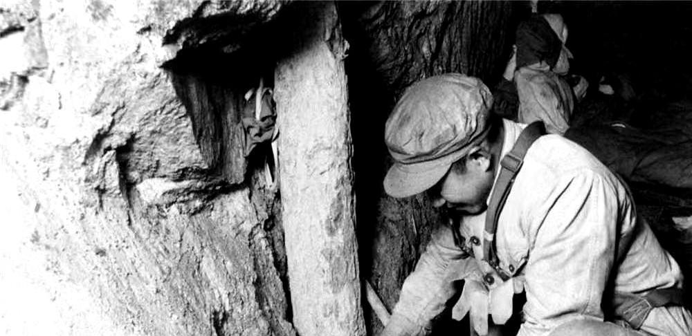 1936年，马家军要枪毙一个12岁的小红军。
谁料，小红军说："你们用大刀砍死我