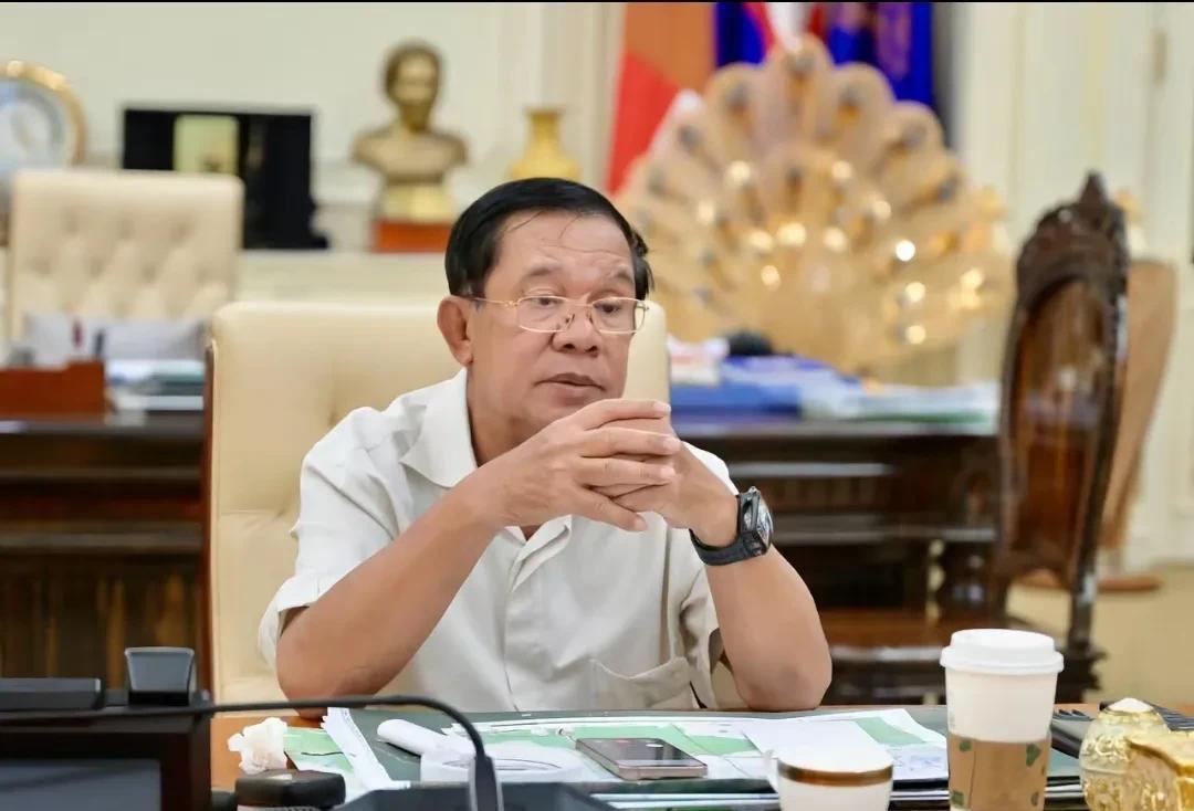 洪森又晒出他的工作照，办公时的美式“装备”，一览无遗！
提神醒脑喝的是星巴克，接