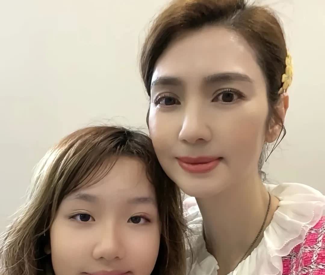 洪欣在父亲节晒照，和一儿一女同框很温馨，唯独没有发张丹峰的照片，二人关系还是不明