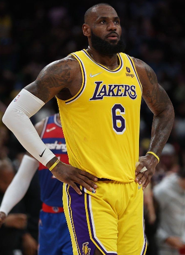 詹姆斯下滑也太严重了，去年还没这么费劲吧，我觉得完全是他不想出力打而已