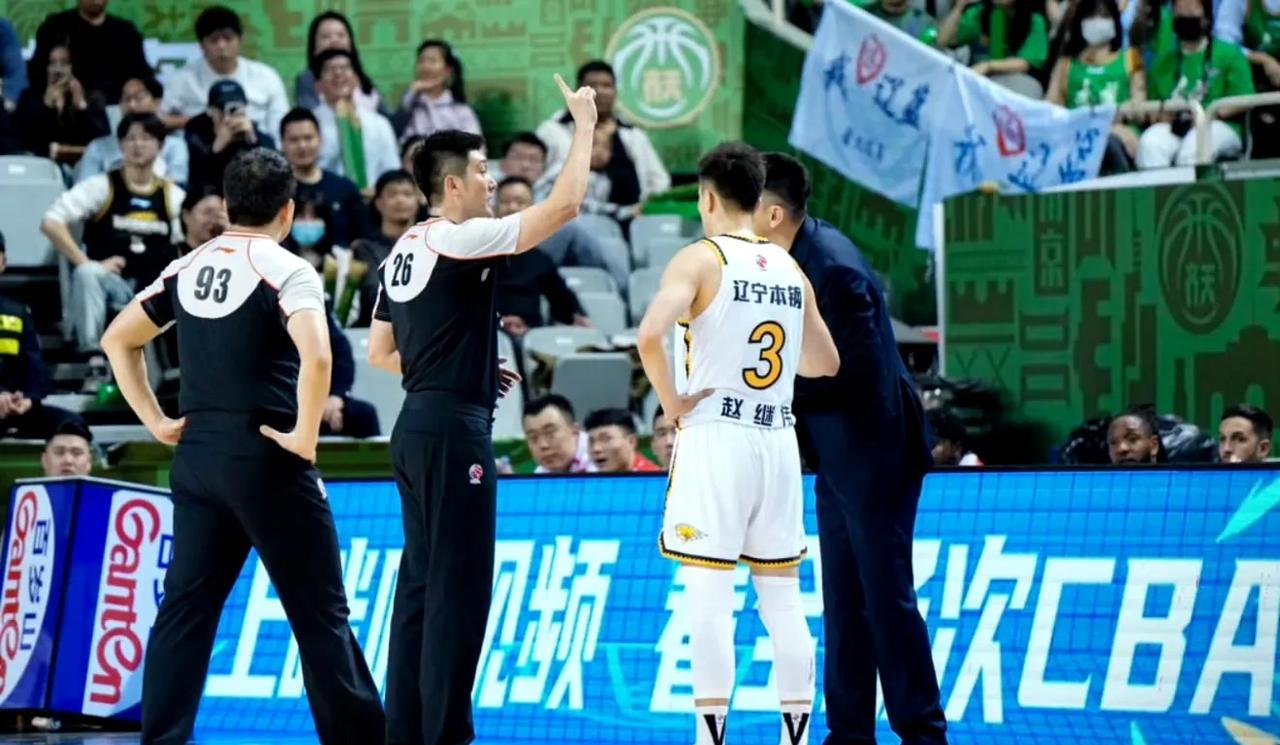 杨鸣“小心思”被我识破，我不是哗众取宠和自卖自夸，我看辽篮这么诡异的下半场，略知