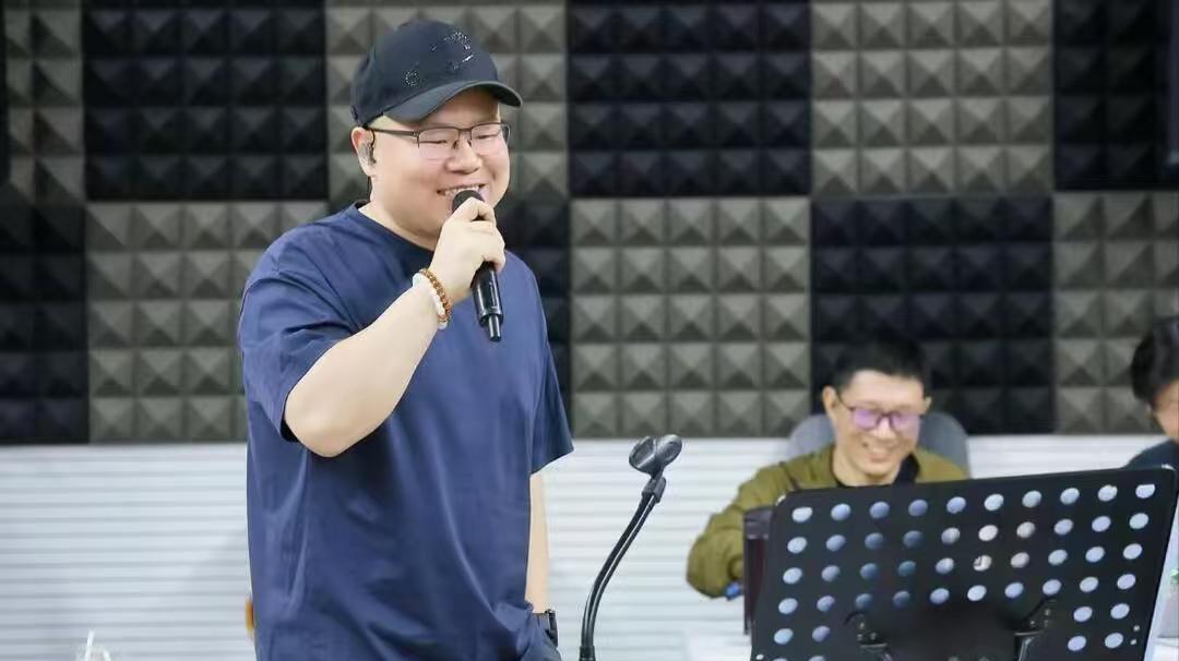 我不明白，
被薛之谦都嫌弃的非专业歌手，
竟然能开演唱会了，更离谱的是
门票还卖