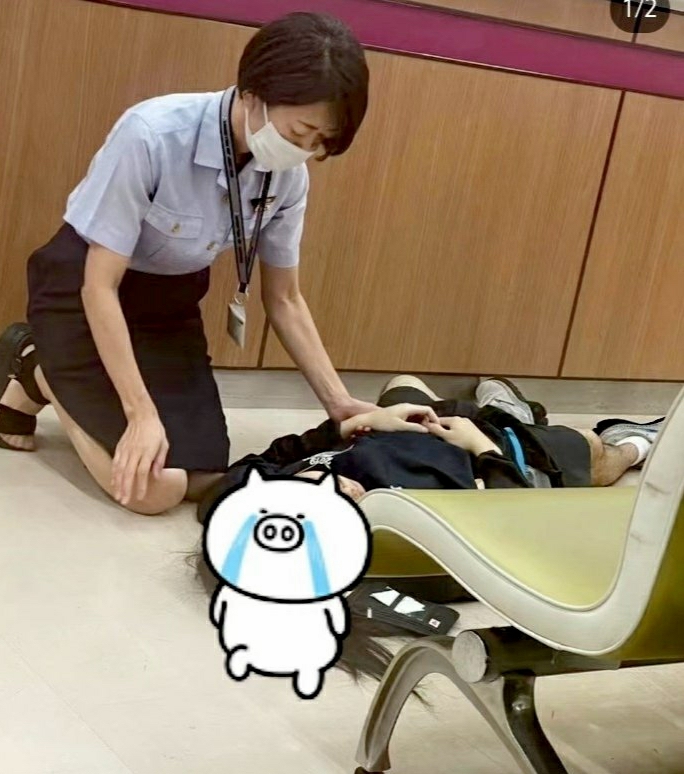得知签证被拒绝续签后 男子情绪激动晕倒