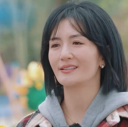 谢娜刚加入快乐家族时，因衣服不合身和风格不搭，何炅和李维嘉便硬拉着她去朋友店里选
