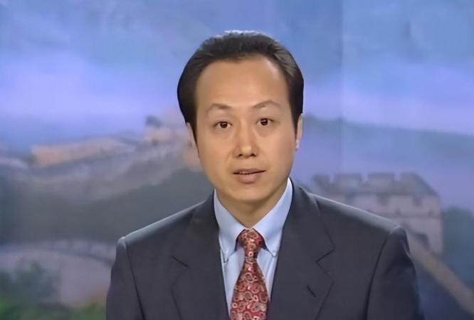 “稿子呢？稿子送来了没有？”2004年一天，演播室外乱成一团。《新闻联播》正在直