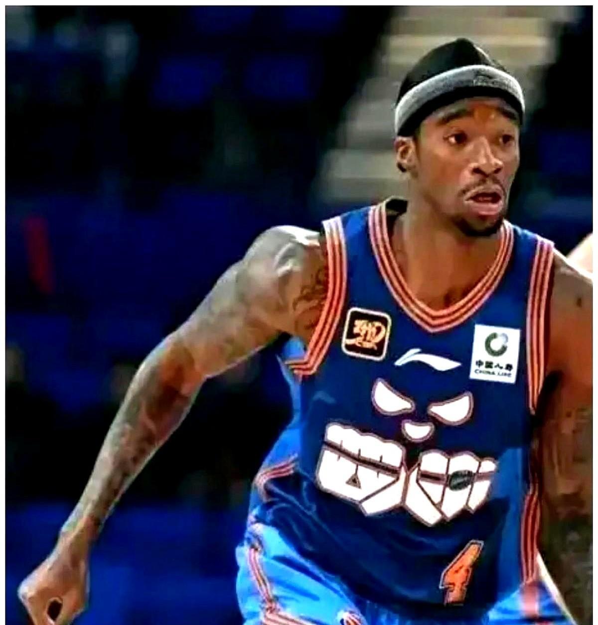 34岁外援杀回辽宁
这次真不讲武德！
莫兰德三冠铁粉秒变队友
广东截胡失败，他转