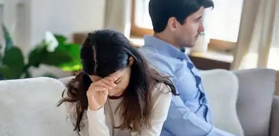 回避型伴侣的伤害到底有多大？
心理学研究早就证实了，长期处在单向付出，得不到情感